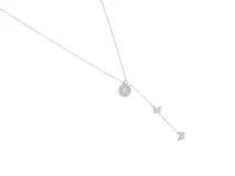 Collar de acero plateado tipo corbatero, con dije redondo con estrella de David calada y dos dijes de mariposa colgando.