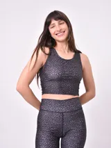 Top deportivo corto con estampado de manchas grises sobre fondo negro, de breteles anchos y espalda deportiva.