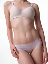 Bombacha tipo bikini de microfibra con corte láser, diseño de tiro medio y calce limpio sin costuras visibles.
