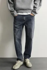 Jeans de corte slim cropped confeccionados en denim de algodón rígido con efecto lavado. Presentan tiro medio, cierre frontal con cremallera y botón, y diseño clásico de cinco bolsillos.