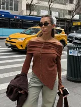 Remera color marrón con textura acanalada, corte asimétrico y hombros descubiertos.