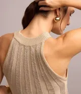 Blusa sin mangas color beige, confeccionada en tejido de punto acanalado con hilo metalizado, escote alto y corte ajustado.