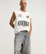 Bermuda de jean para hombre, modelo super baggy, con lavado dirty y cinturón de lazo en la cintura.