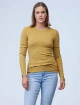 Buzo rojo de tejido fino con cuello redondo y mangas largas. Detalle de botones dorados en los puños.