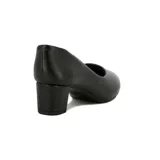 Zapato cerrado negro de cuero sintético, con punta cuadrada y taco ancho y bajo.