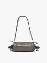 Bolso de hombro Diesel Scrunch-D, color gris oscuro metalizado, con diseño arrugado y logo "D" en la solapa delantera. Cuenta con cierre de cordón ajustable y correa de hombro regulable.