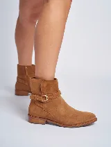 Bota corta color beige de gamuza, con taco bajo y hebilla lateral.