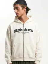 Hoodie canguro blanco con cierre frontal completo y capucha. Presenta estampado negro en el pecho con texto y logotipo, bolsillos tipo canguro y tirador de cierre metálico en forma de estrella.