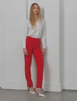 Pantalón sastrero de corte slim, color blanco, con pretina anatómica y panel de malla elástica interno para efecto modelador. Presenta nervaduras verticales, bolsillos laterales tipo ojal y bolsillos traseros simulados.