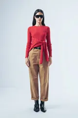 Top de tejido liviano con textura acanalada, de calce al cuerpo y manga larga con cuello redondo.