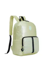 Mochila acolchada color rosa claro con correas negras. Presenta un bolsillo frontal con estampado de corazones rosas más oscuros y una tira central negra con la inscripción "TRENDY". Tiene un parche frontal con las letras "TR DY" y un corazón.