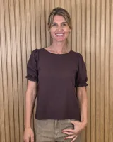 Blusa marrón de lino, con escote redondo y mangas cortas abullonadas con terminación fruncida.