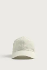 Gorra de seis paneles confeccionada en tejido de algodón con visera curva y ajuste posterior.
