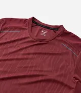 Remera deportiva de hombre con tecnología Dry, cuello redondo y mangas cortas. Presenta un diseño con estampa sutil tipo heat print y detalles de líneas en los hombros.