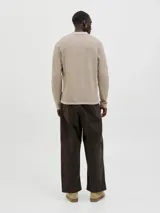 Polo de manga larga con fit relajado, confeccionado en tejido de punto con textura estructurada. Presenta cuello clásico con cierre de botones y hombros caídos.