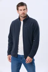 Campera polar azul marino con cierre frontal completo, cuello alto y bolsillos laterales con cierre. Incluye además un bolsillo con cierre en el pecho.