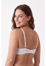Soutien básico de algodón color blanco, con tirantes anchos y detalles de encaje en los bordes del escote y sisas.