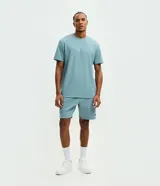 Remera deportiva de manga corta y cuello redondo, confeccionada en tejido tech fleece con tecnología dry que facilita la transpiración y el secado rápido. Presenta un corte comfort holgado y diseño liso sin estampas.