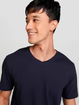 Camiseta de manga corta color rojo con cuello en V.