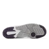 Championes New Balance 550 color blanco con detalles en azul marino y violeta.