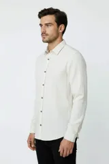 Camisa de viscosa color negro, de manga larga, con cuello camisero y cierre frontal de botones.