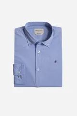 Camisa celeste con microestampado, de corte slim fit, manga larga y cuello abotonado.