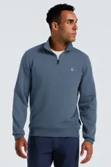 Buzo de algodón color azul grisáceo con cuello alto y medio cierre frontal metálico. Cuenta con el logo bordado del pingüino en el pecho y puños y cintura elastizados en rib.