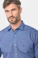 Camisa de manga larga azul con estampado de pequeños puntos, calce slim fit, cuello camisero y cierre frontal con botones. Presenta un pequeño logo bordado en el pecho.