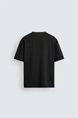Camiseta de corte relajado confeccionada en algodón con textura irregular, cuello redondo y manga corta.