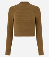 Suéter de punto texturizado color marrón, con cuello redondo, manga larga y puños y bajo acanalados.
