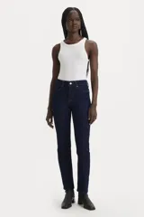 Jeans Levi's 314 Shaping Straight de tiro medio, corte ajustado en cadera y muslos, y pierna recta. Confeccionados con tecnología Levi's Sculpt Hypersoft y panel Tummy-Slimming.