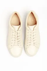 Zapatillas color beige claro, con capellada de cuero suave y acolchado, forro y plantilla de cuero vacuno, y suela de EVA. Tienen una plataforma de 3.8 cm en la parte trasera y 3.2 cm en la delantera.