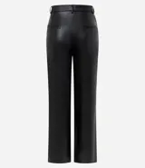 Pantalón de corte recto confeccionado en poliuretano con acabado que imita el cuero. Presenta cintura con trabillas, cierre frontal con botón y cremallera, bolsillos laterales y traseros, y detalle de abertura en el bajo.