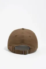 Gorra de diseño clásico confeccionada en algodón, con visera curva y logo de la marca bordado en el frente.