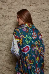 Camisa holgada estampada con motivos paisley en tonos marrón, beige y azul. Tiene cuello solapa, mangas largas y cierre frontal con botones.