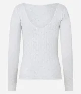 Blusa de manga larga, color blanco, con cuello redondo y textura de punto calado con diseño geométrico.