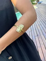 Brazalete dorado de bronce con diseño irregular.