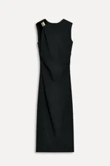 Vestido midi negro de viscosa, con escote asimétrico, manga sisa, detalle de aplicación metálica dorada en el hombro y tejido drapeado.