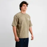 Remera O'Neill manga corta de corte holgado, color beige oscuro con efecto lavado y pequeño estampado tipográfico en el pecho.