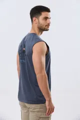 Musculosa azul melange con estampado en la espalda que incluye texto y gráficos de palmeras y olas.