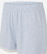 Short de pijama celeste de peach touch con estampa de moñitas blancas, cintura elastizada con bragueta frontal de botones y detalle de encaje blanco en los bajos.