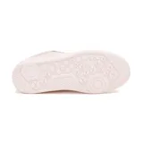 Sneaker de estilo retro con puntera en T, confeccionada en cuero gamuzado color rosado. Presenta detalles en blanco en el talón y laterales, cierre con cordones y suela de goma al tono con textura hexagonal.