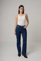 Jean de denim negro, tiro alto y corte recto, con costuras verticales decorativas en el frente.