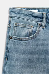 Jeans de tiro medio con corte recto, cinco bolsillos y bajo con vuelta. Cierre frontal con cremallera y botón metálico.