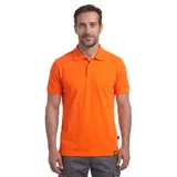 Polo de manga corta color naranja, con cuello clásico y cierre frontal de tres botones. Presenta un diseño liso con un pequeño parche decorativo en el ruedo.