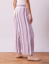 Pantalón wide leg de lino con cintura elastizada y estampado a rayas verticales en tonos lila, rosa, gris y blanco.