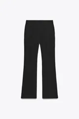 Pantalón negro de tiro alto, corte flare (campana) y pinzas frontales. Presenta bolsillos laterales y falsos bolsillos de vivo en la espalda.