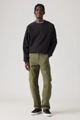Pantalón cargo verde oliva de corte tapered, con bolsillos laterales y traseros con solapa.