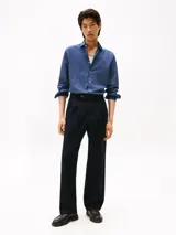 Camisa de manga larga Tommy Hilfiger con corte slim, confeccionada en algodón. Presenta un estampado de micro puntos en tonos azules y blancos, cuello clásico y cierre frontal con botones. Incluye el logo de la marca bordado en el pecho.