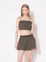 Top corto verde militar, de breteles finos y escote recto con volados.